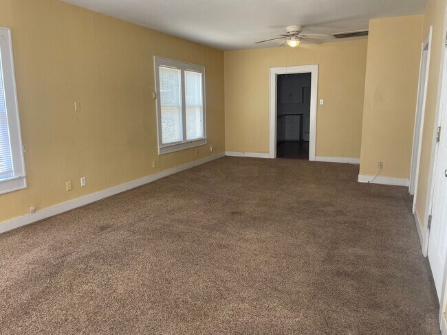 Foto del edificio - Two Bedroom Two Bathroom Home w/ a BONUS Room