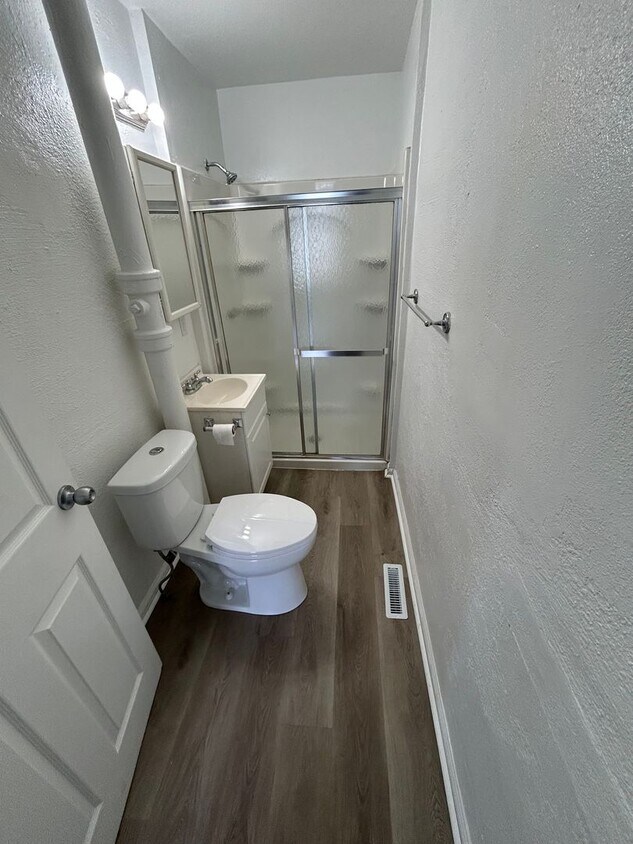 Building Photo - Now Leasing! Close to Downtown