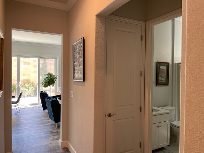 Foto del edificio - 8665 Mahonia Dr