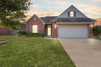 Building Photo - 1024 E 146th St S