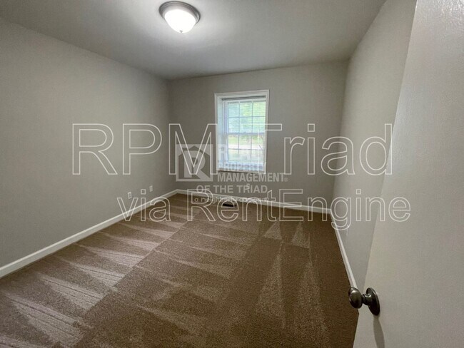 Foto del edificio - 284 Longmeadow Dr