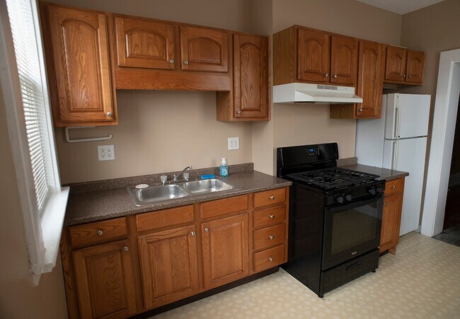 Kitchen - 255 Martsolf Ave