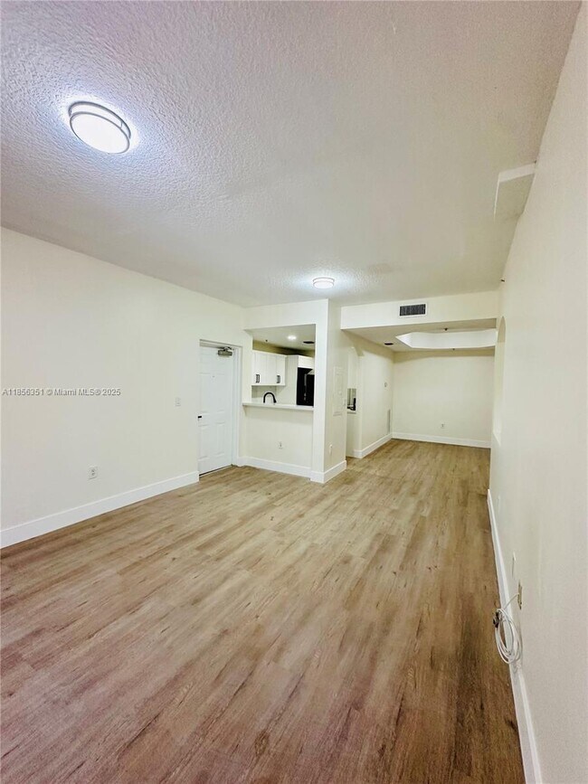 Foto del edificio - 6630 NW 114th Ave