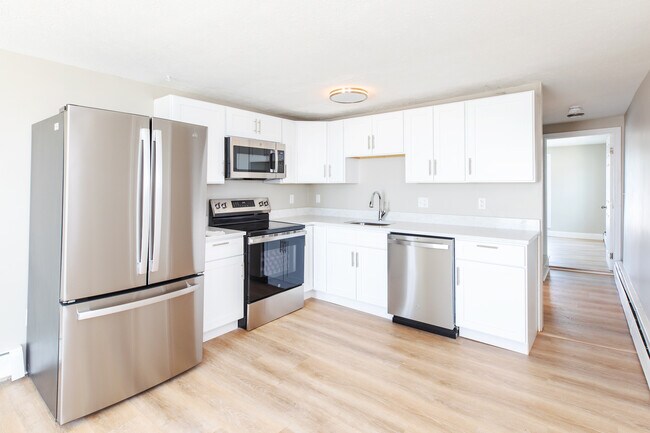 Cocina totalmente renovada con armarios y electrodomésticos modernos. - 487 Ocean Blvd