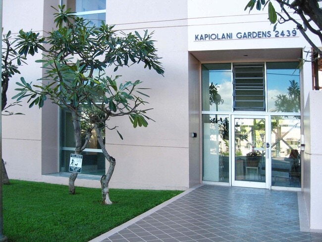 Entrance - 2439 Kapiolani Blvd