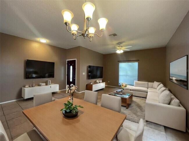 Building Photo - 628 Holbrook Cir