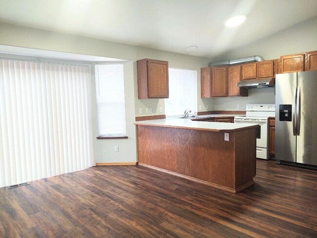 Foto del edificio - Spacious House - Brand New Flooring - Available Now!!