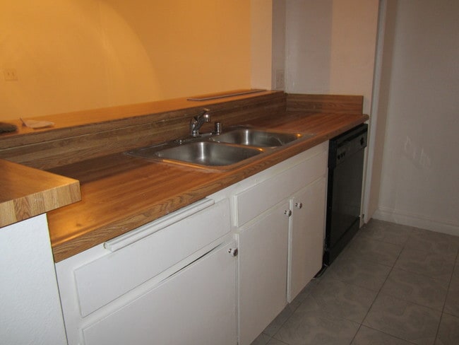 Building Photo - 4900 Overland Ave