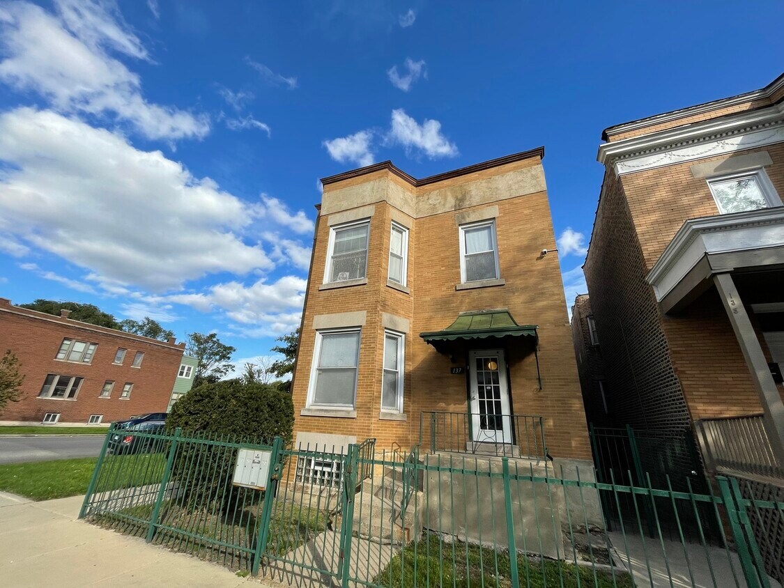 137 N Leamington Ave Unit 2W, Chicago, IL 60644 Room for Rent in