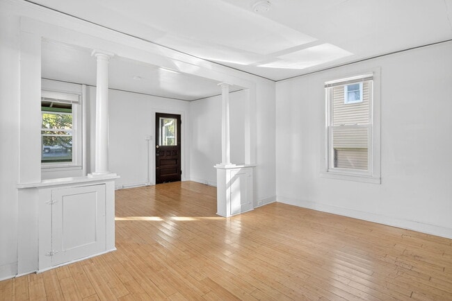 Building Photo - 727 W Court St