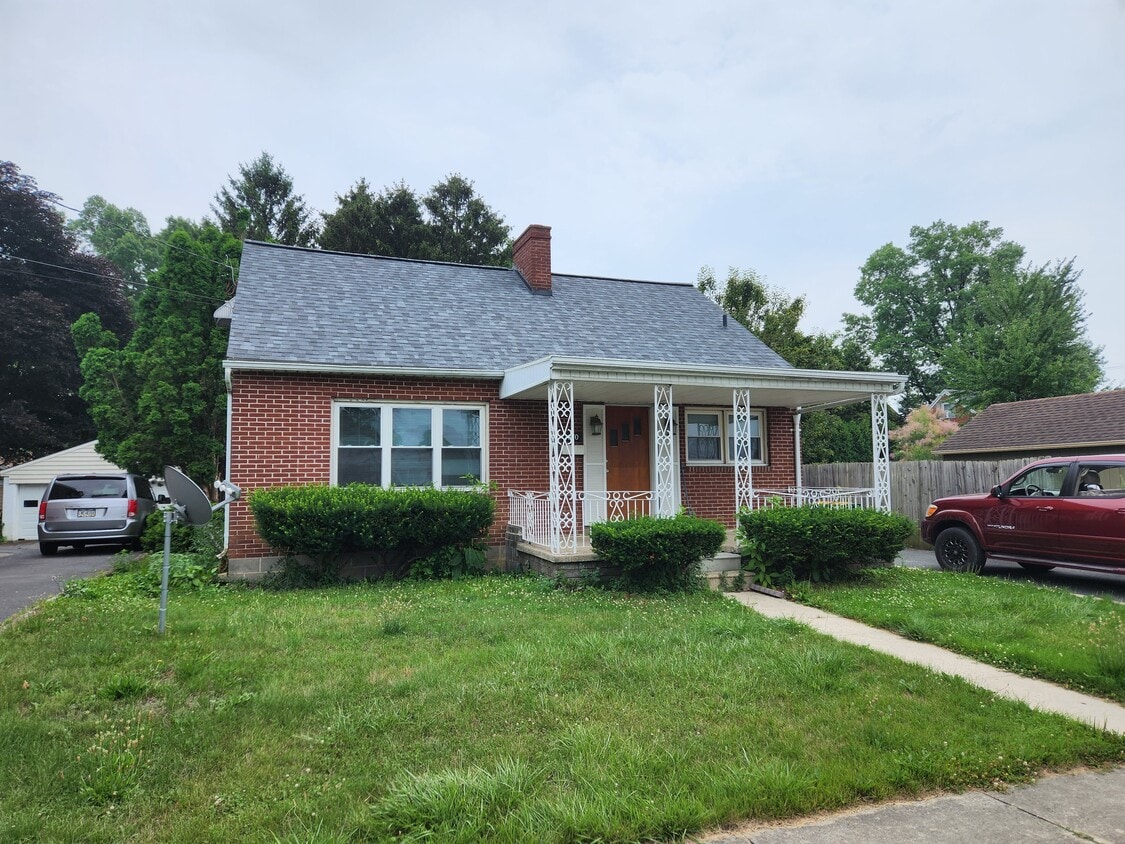 Front - 1070 S Coldbrook Ave