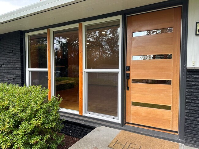 Foto del edificio - GORGEOUS RANCH STYLE HOME ON HUGE MANICURED LOT IN GARDEN HOME IN SW PORTLAND
