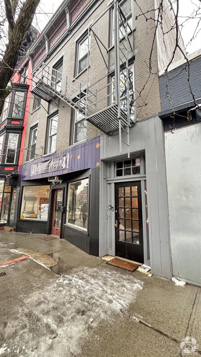 Building Photo - 612 Warren St