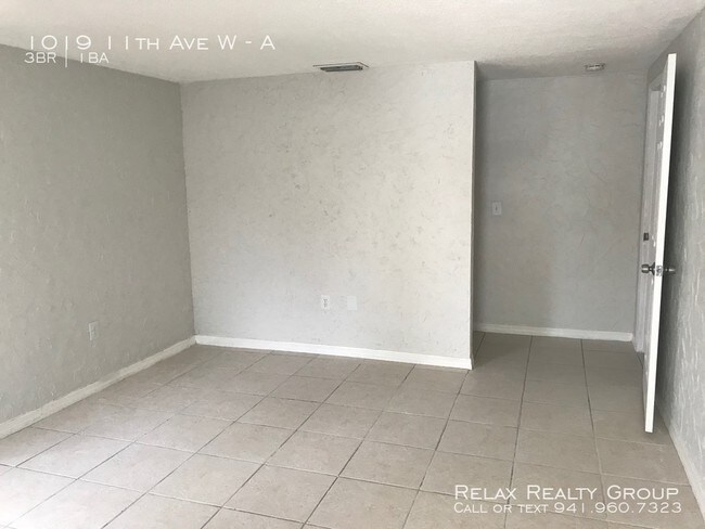 Building Photo - 3Bed/1 Bath Duplex for Rent