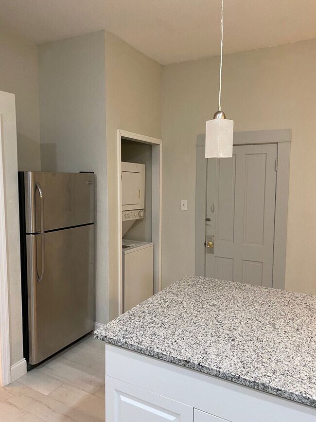 Foto del edificio - CHARMING 2 BEDROOM 1 BATH APARTMENT HOME - $500 OFF FIRST MONTH RENT!