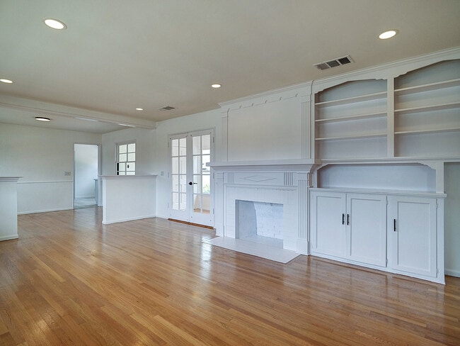 Building Photo - 7101 W 85th St