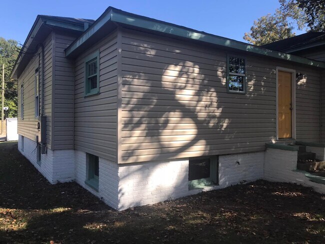 Building Photo - 628 Pender St