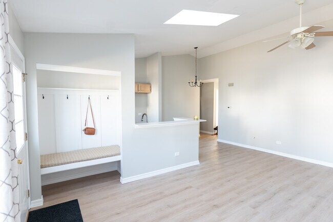 Foto del edificio - 323 Newbury Dr