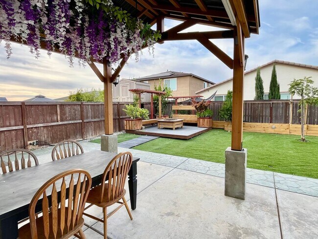 Foto del edificio - 4 Bedroom Single Family Home in Elk Grove