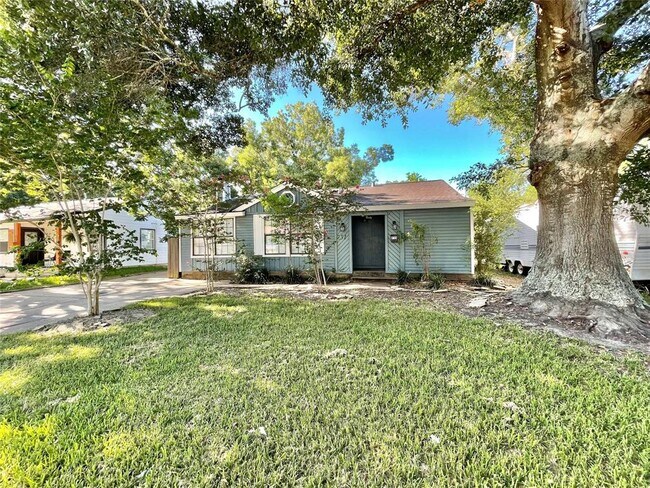 Building Photo - 731 Kyle