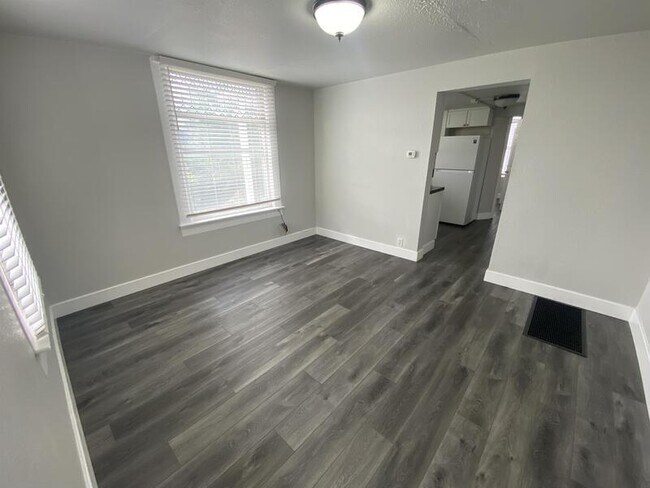 Building Photo - 1610 Pebrican Avenue - 1