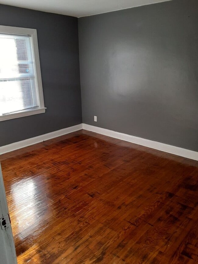 Foto del edificio - Several Units Available! Lovely 2 bedroom 1 bath classic style apartment