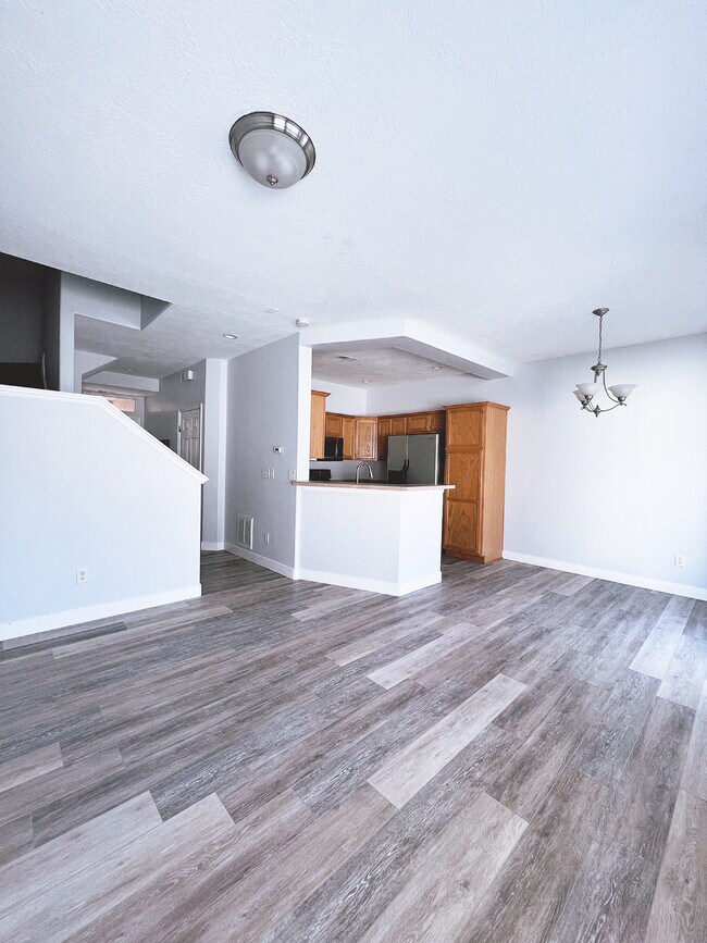 Building Photo - 14066 S Rutherford Ave