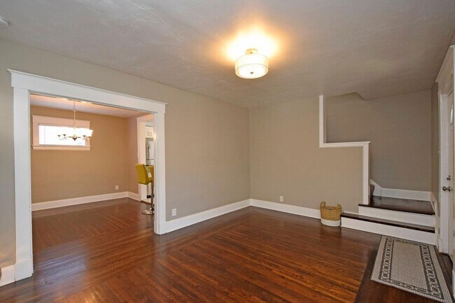 Building Photo - MADISONVILLE - Adorable 3/1  NEAR MARIEMON...