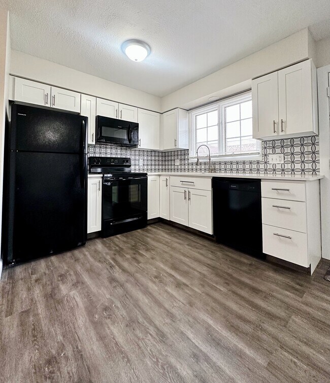 Foto del edificio - 5729 Cresthaven Ln