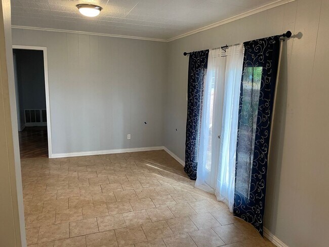 Building Photo - 3 Bed, 2 Bath in Southern Hills