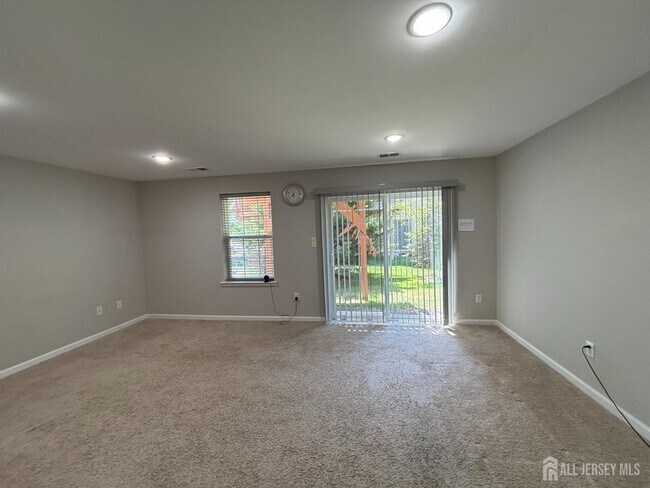 Foto del edificio - 1302 Hights Farm Rd N