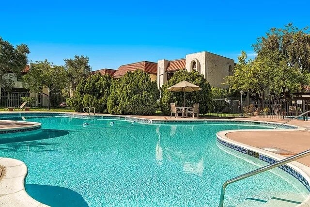 Foto del edificio - 6878 Navajo Rd
