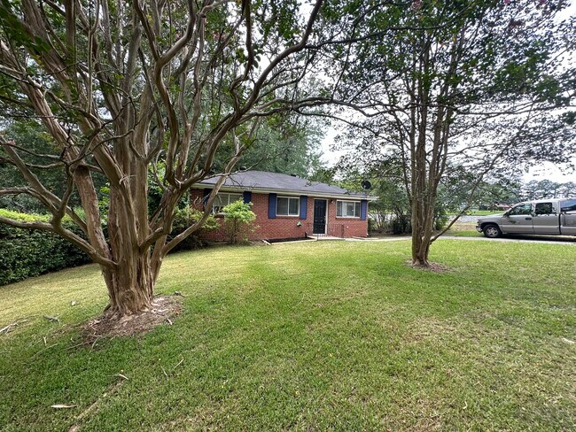 Building Photo - 102 E Mimosa Dr