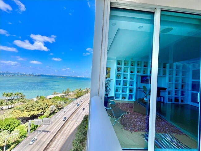 Foto del edificio - 601 NE 36th St