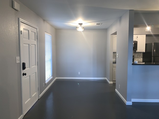 Building Photo - newly renovated 1 bed 1 bath downstairs condo