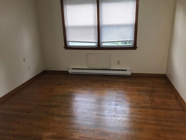Building Photo - Immediately available 1 Bedroom for 725