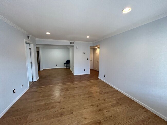 Building Photo - Beautifully Remodeled 2 bed Property!
