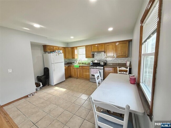 Building Photo - 30 Cottage Pl