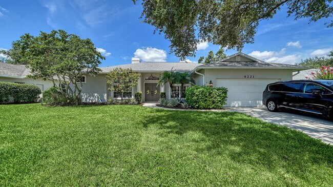Foto del edificio - 4-Bedroom Home with Pool in Eastlake Commu...