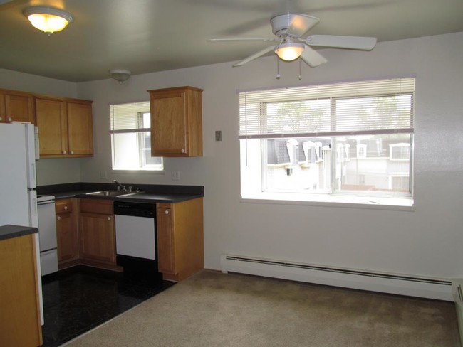 Dining Area - Southgate Park Apartments and Townhomes