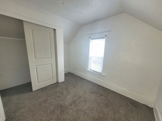 Building Photo - 419 N Memorial Dr