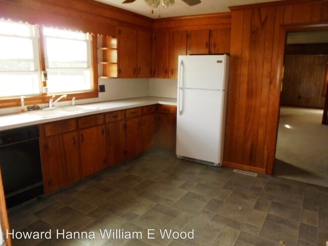 Building Photo - 486 Folly Rd