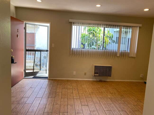 Building Photo - 220 W Spazier Ave