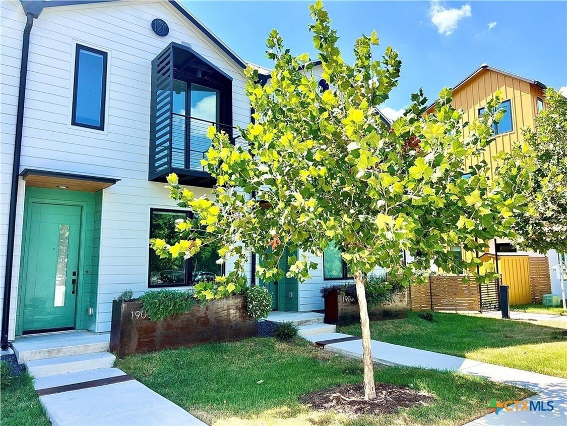 Primary Photo - Modern Townhome in the Heart of the City