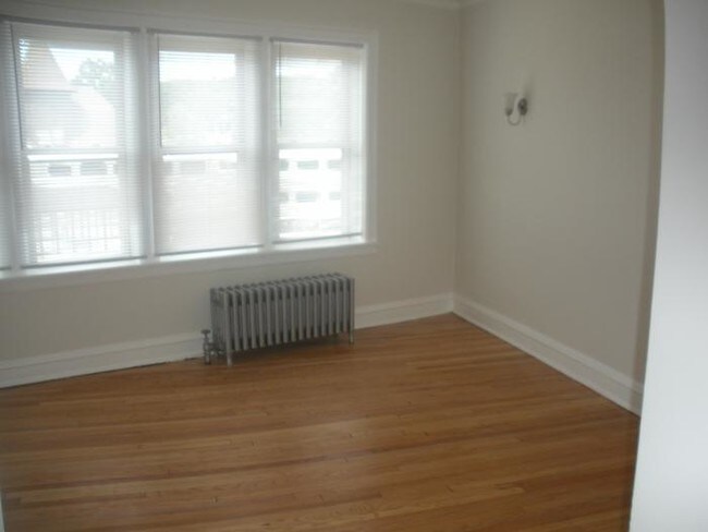 Building Photo - bedroom in Chicago IL 60620