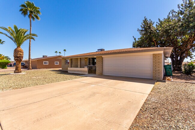 Foto del edificio - 6233 E Dodge St