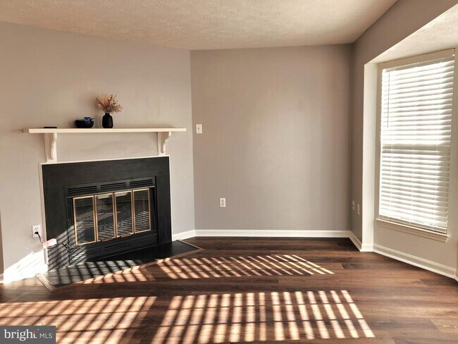 Building Photo - 557 Cascade Way