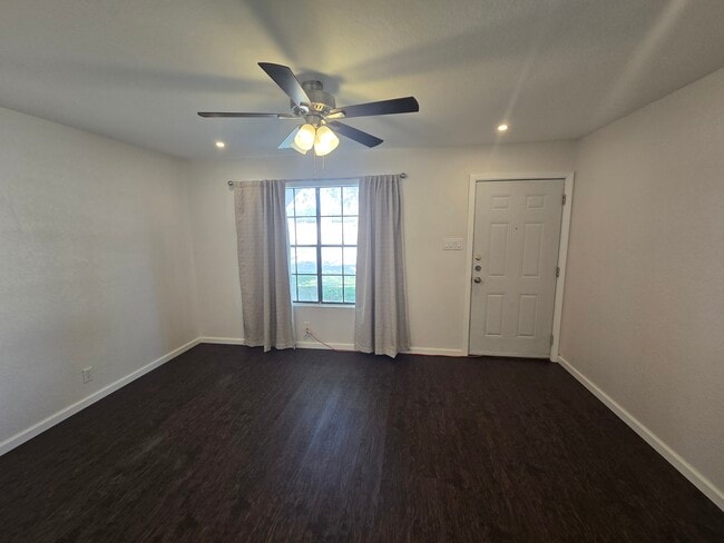 Building Photo - 202 Bexar Dr