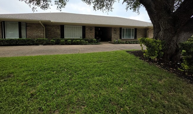 Building Photo - Large Duplex Unit just down the Street fro...