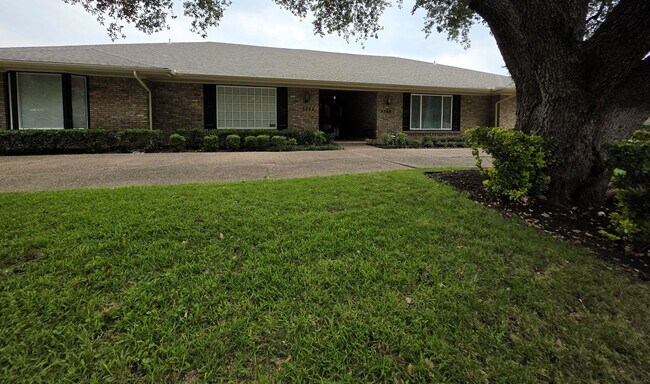 Foto del edificio - Large Duplex Unit just down the Street fro...